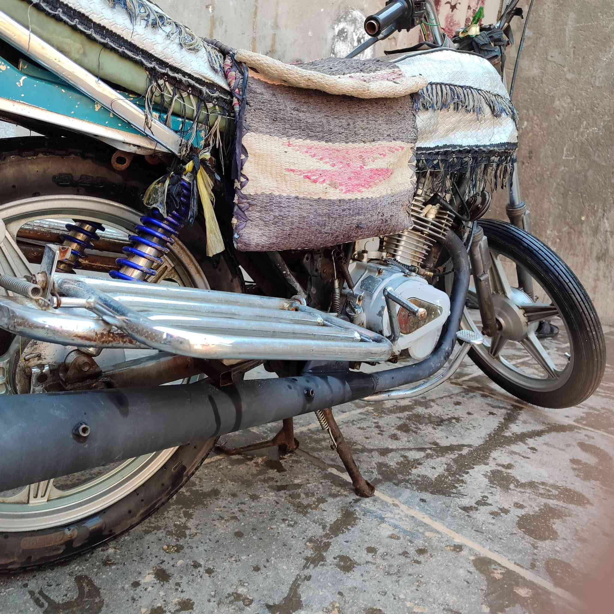 السعر 120قفل فيوم اوراق اصولي مكينة شغاله ما بي شي شاصي مكفول. (كهربائيات ما بيهه) (ويل خلفي كايم بولبرن)رحت للمصلح تبديل ويل  (ما تمشي يكض الويل) السعر 120وبيه مجال حك الجية فقط الشراي يراسل خاص او يتصل ***********
