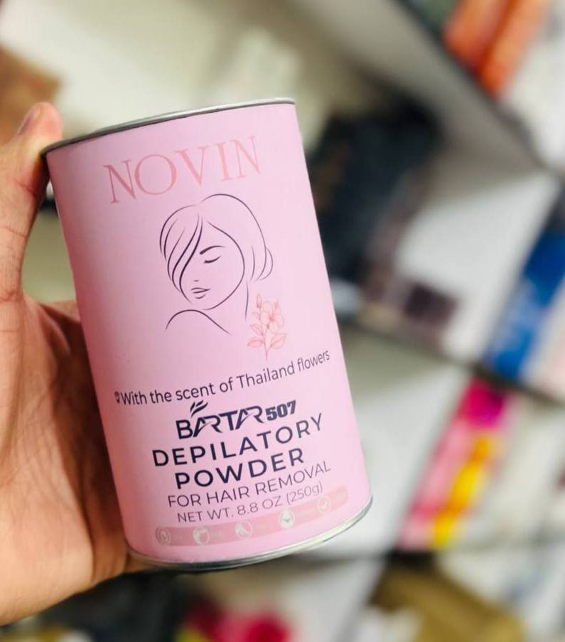 بودرة إزالة الشعر NOVIN BARTA 507 هي منتج مخصص لإزالة الشعر الزائد بسهولة وأمان، بتركيبة فعّالة تساعد على إزالة الشعر من الجذور وترك البشرة ناعمة وملساء.

تتميز برائحة زهور تايلاند المنعشة التي تقلل من الإحساس القوي المعتاد في منتجات إزالة الشعر.
المميزات:
مناسبة لمناطق الجسم المختلفة (اليدين، الساقين، الجسم).
تمنح نعومة تدوم لفترة أطول.
سهلة التحضير والاستخدام.

عبوة اقتصادية بوزن 250 غرام.

طريقة الاستخدام المختصرة: يُخلط مقدار مناسب من البودرة مع الماء حتى تتكون عجينة متماسكة، تُوزع على المنطقة المراد إزالة الشعر منها، تُترك لبضع دقائق ثم تُزال وتُغسل المنطقة بالماء.

للحجز والاستفسار خاص 
يتوفر توصيل لجميع محافظات العراق 
@إشارة


**إذا كنت صاحب هذا الإعلان وتريد حذفه لأي سبب، رجاءا أرسل رسالة إلى الدعم الفني**