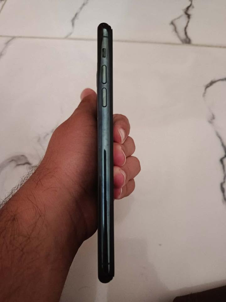 السلام عليكم عدي مبايل نوع (iPhone 11pro max) نضافته 99 بلميه معالجه A13 bionc ذاكره 256 بي شغلتين بس الأولا الكامره الأماميه بيها غواش وصخه و الخلفيه بل زوم تهتز يراد اله مغناطيس و الثانيه شاشته امبدله تفصيخ اصليه 3 خيارات و البقيه كله بلادي من بطاريه الى اخيره بطاريته 75 بلميه صرف طبيعي للأستفسار راسل على الرقم ***********  وتساب و حياكم الله
