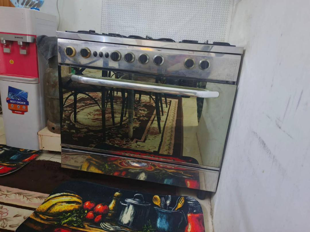 طباخ نضيف وشغال. سعره ٢٥٠ وبي مجال. والمرشحه جديده استعمال قليل ب٧٥ لتواصل ***********
