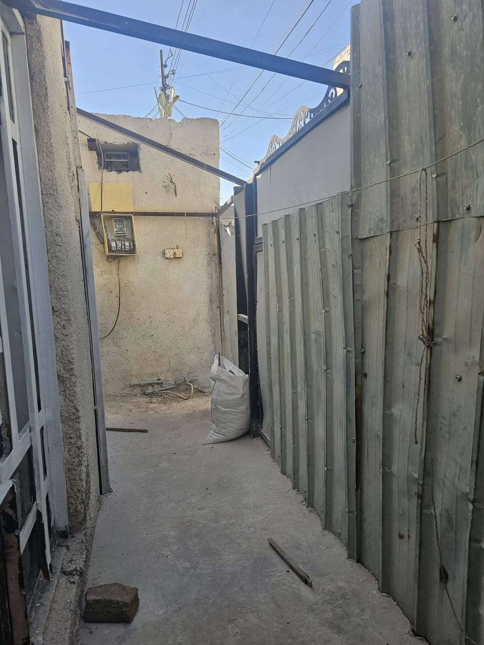 السلام عليكم بيت في حي الزهراء مساحته 100واجه 10يحتوي البيت على غرفتين نوم وصاله واستقبال بيت شوفت عينك قريب على شارع المخازن الي مقابيل حي الكوفه ستفسار خاص سعر 21وبي مجال ***********
