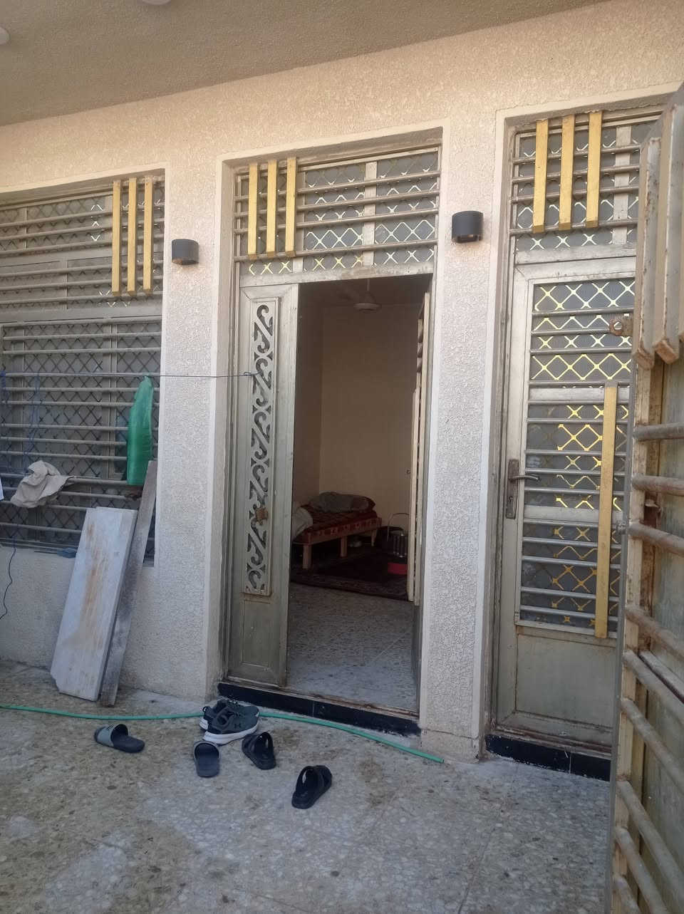 السلام عليكم بيت للايجار بسكينه الزراعي ثلاث غرف نوم واستقبال وصاله طابقين وحمامات ثنين  ومدخلين كامل من كشي تجي وتكعد للتواصل ***********
