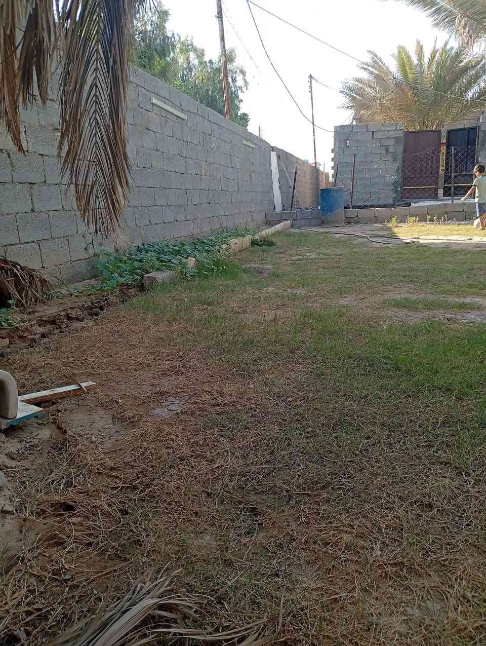 تحيه طيبه.. الدار للبيع. المساحه.400.متر. تحتوي على دار بمساحه.200متر. بناء حديث.. السقف عكاده.. خدمات كامله ماعدا التبليط...ماء مجاري كهرباء خط مولده.. مدارس واسواق قريبه.  جنس الأرض.117.. الدار ركن 

كربلاء المقدسة منطقة الشبانات..قرب حولي ابو مهدي المهندس . للاستفسار..***********
