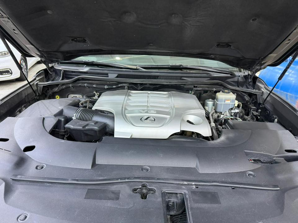 � للبيع – لكزس LX570 موديل 2020
🔹 وارد خليجي
🔹 لون أسود ملكي
🔹 داخلية جلد أحمر رياضي فخم
🔹 محرك 8 سلندر قوي
🔹 دبل ثقيل + نظام دفع رباعي
🔹 فتحـة سقف
🔹 شاشة كبيرة + كاميرات
🔹 كراسي كهرباء + تبريد وتسخين
🔹 سيارة نظيفة جداً وجاهزة

📍 الموقع: الناصرية
💰 السعر: (725 )اخر سعر
📞 للاستفسار: (*********** 
ماشيه 90 الف 

سيارة للهيبة والفخامة.. فرصة ما تتعوض �
