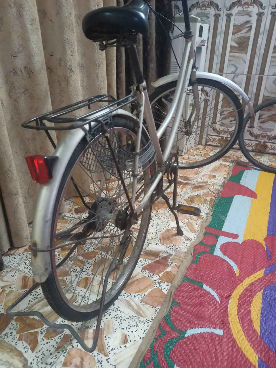 بايسكل بناتي جديد ونضيف 
كلش تايرات خلفي وامامي جدد ماماشيات مع جوابه 
زنجيل جديد بريكات شغاله 
مابي كل نقص للبيع


**إذا كنت صاحب هذا الإعلان وتريد حذفه لأي سبب، رجاءا أرسل رسالة إلى الدعم الفني**