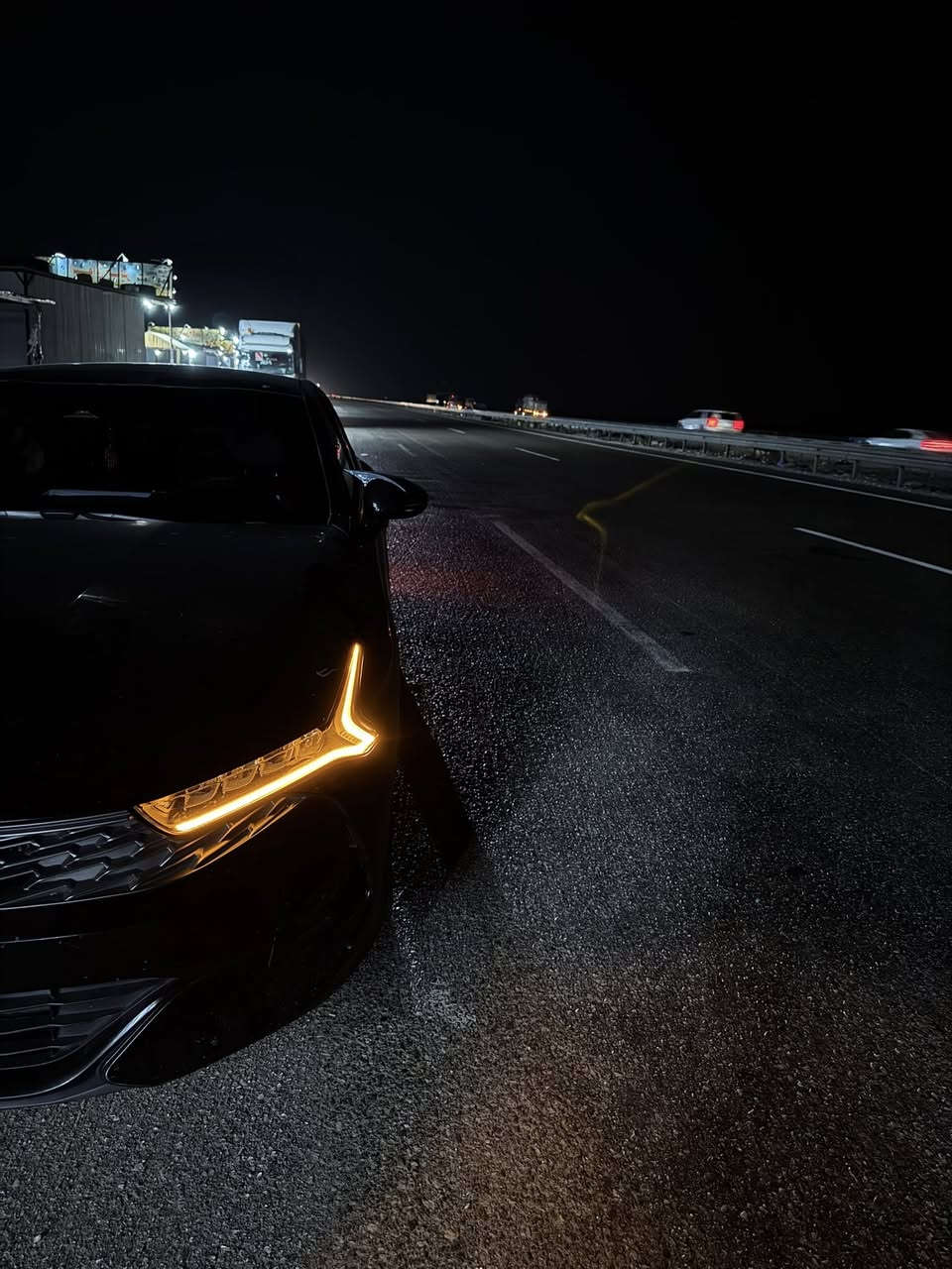 سلام عليكم كيا K5 جيتي لاين موديل 2023 رقم اربيل حادثها قطعه وحده صبغ لبنيد فقط شاصي لغد كفاله ولباقي كفاله بيها مكانين بارد ع كد صبع دواخل احمر 
 182 ووبيها مجال كلش قليل مكان سياره بصره *********** 
مواصفات الجيتي لاين معروفه 

محرك 1.6 لتر تيربو
 • قوة 180 حصان 
 • گير أوتوماتيك 8 سرعات
 • نظام دفع أمامي FWD
 • وضعيات قيادة Smart / Eco / Normal / Sport
 • ويلات رياضية 18 إنج
 • إضاءة أمامية LED
 • إضاءة نهارية DRL
 • سقف بانوراما
 • مرايا كهربائية مع إشارات
 • شاشة وسطية 10.25 إنج
 • Apple CarPlay
 • Android Auto
 • شاشة عدادات رقمية
 • مقاعد جلد GT-Line
 • مقعد السائق تحكم كهربائي
 • تشغيل بصمة (Smart Key)
 • تشغيل عن بعد
 • شحن لاسلكي للموبايل
 • مكيف أوتوماتيك ثنائي
 • حساسات أمامية وخلفية
 • كاميرا خلفية
 • نظام الثبات الإلكتروني ESC
 • ABS مانع انغلاق الفرامل
 • Auto Hold
 • حساس النقطة العمياء
 • تنبيه الخروج عن المسار
 • وسائد هوائية متعددة
