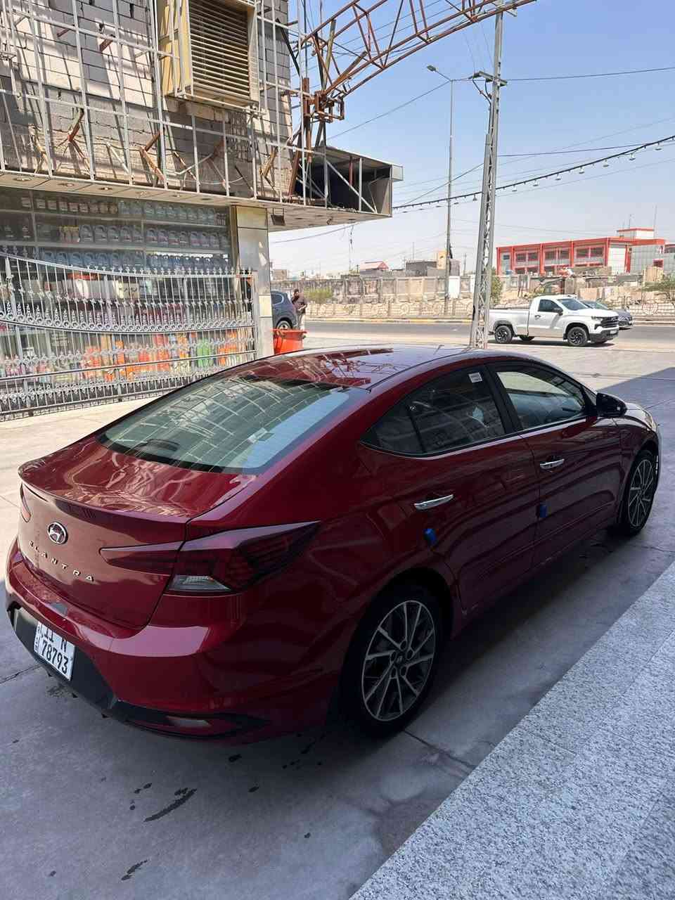 النترا 2020 خليجي 
فول مواصفات 1/1 
1 فتحة سقف 
2 اشاير بالمري 
3 مري شفط 
4 صندوق ذكي بصمه 
5 بصمة أبواب 
6 بصمة تشغيل 
7 كشنات جلد 
8 تبريد قطعتين 
9 نظام ترحيب 
10 كامرا خلفي 
11 حساس امامي خلفي 
12 فول تحكم استيرن 
13 لايت زنون 
14 مكينه 2000 دوش 
15 ناقل حركه AT 
السياره بيها صبغ على كد شبر بالصندوك بدون دواخل تخم تاير جديد منظومة تبريد جديده ماشيه 160 الف كيلو وقابله للزياده 
السعر 147 ومجال بسيط 
مكان السياره بصره السياره باسمي تحويل ثاني يوم 
رقم الهاتف ***********
التواصل على رقم الهاتف
