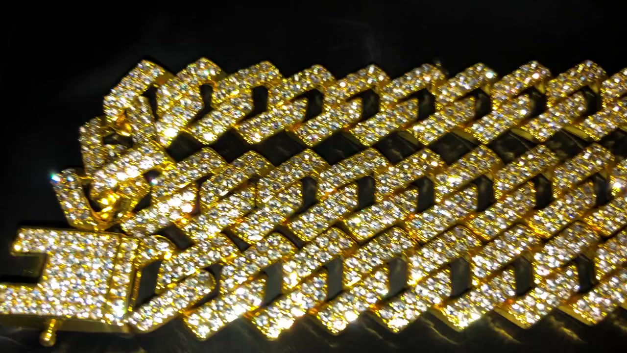 سوار كارتير فضة مع  طلاء ذهب عيار 21
حجر موزنايت مع شهاده GRA
السعر 600 الف او مراوس مع جهاز ✅


**إذا كنت صاحب هذا الإعلان وتريد حذفه لأي سبب، رجاءا أرسل رسالة إلى الدعم الفني**