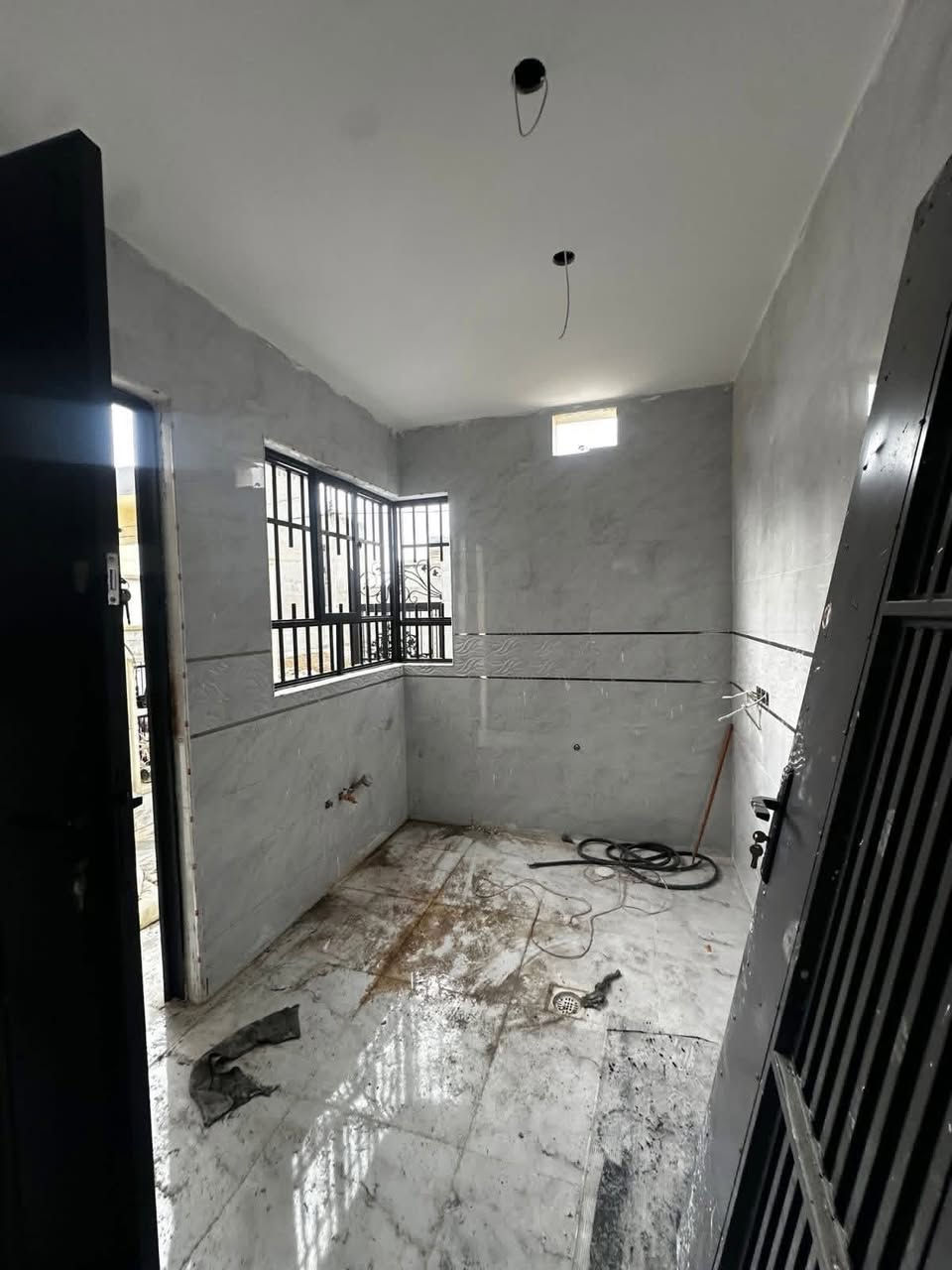 السلام عليكم ورحمة الله وبركاته #مكتب_الغوالي
بيتين للبيع في حي السماح الثانية منطقة الـ 24

🔹 المساحة : 100م ، الواجهة : 5م ، العمق : 20م

🔹 سند طابو ملك صرف شرط التحويل وقرار التمليك

🔹 البيوت بناء حديث قيد الانشاء تسليم مفتاح كامل 🔑

كل بيت يتكون من طابق واحد نفس الخارطة -

ط1 : كراج ، استقبال ، هول ، مطبخ ، غرفة نوم ، صحيات داخل وخارج ، بيتونه 

مزوده بالكامل بكافة الانظمة الحديثة -

دكتات - سبالت - غسالات - انترنيت - دشات

للاستفسار اكثر مراجعة #مكتب_الغوالي الكائن في حي السماح الاركان قرب مدرسة السماح الابتدائية وقرب مول القمة على شارع 20 او الاتصال على الارقام التالية -

***********

***********
