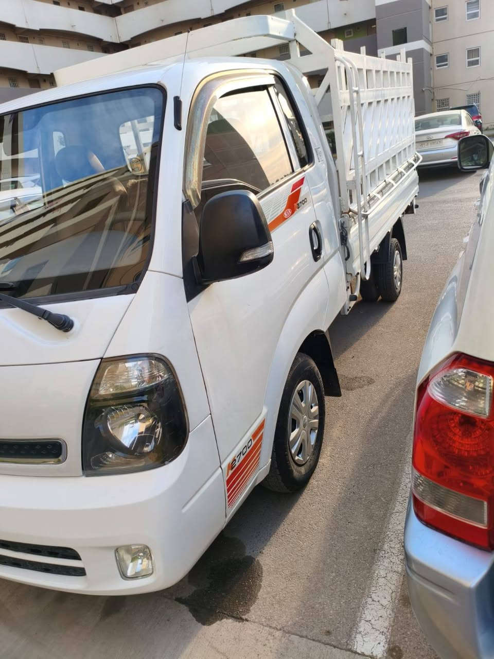 السلام عليكم ورحمه الله وبركاته من رخصه الادمن للبيع كيا حمل موديل ٢٠١٨ سيارة جديدة بدون اي حادث رقم شاصي واضح جدا سيارة باسمانا السعر ١٢٥ ورقه وبيه مجال للاستفسار الاتصال *********** المكان مجمع بسماية مرفق سونار السيارة مع الصور
