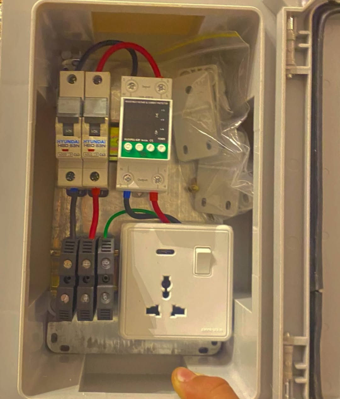 عمل بورد شحن سياره BYD
لطلب والاستفسار زيد صلاح الشطي لتأسيس الكهرباء ***********
***********
