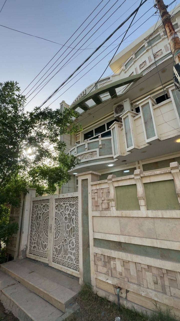 (بيت للبيع) 
( ١٠٥ ) م واجهه ٧ نزال ١٥
٣ غرف نوم وحده جوه ٢ فوك 
مطبخ مساحة درج مثل ماموضح بالفيديو 
البيت هو واثاثه كامل 
زراعي طابو سند ٢٥ 
المكان الامين سكينه شارع ١٥ 
خلف محطة وقود الجبهه للاستفسار اكثر التواصل واتساب ***********
