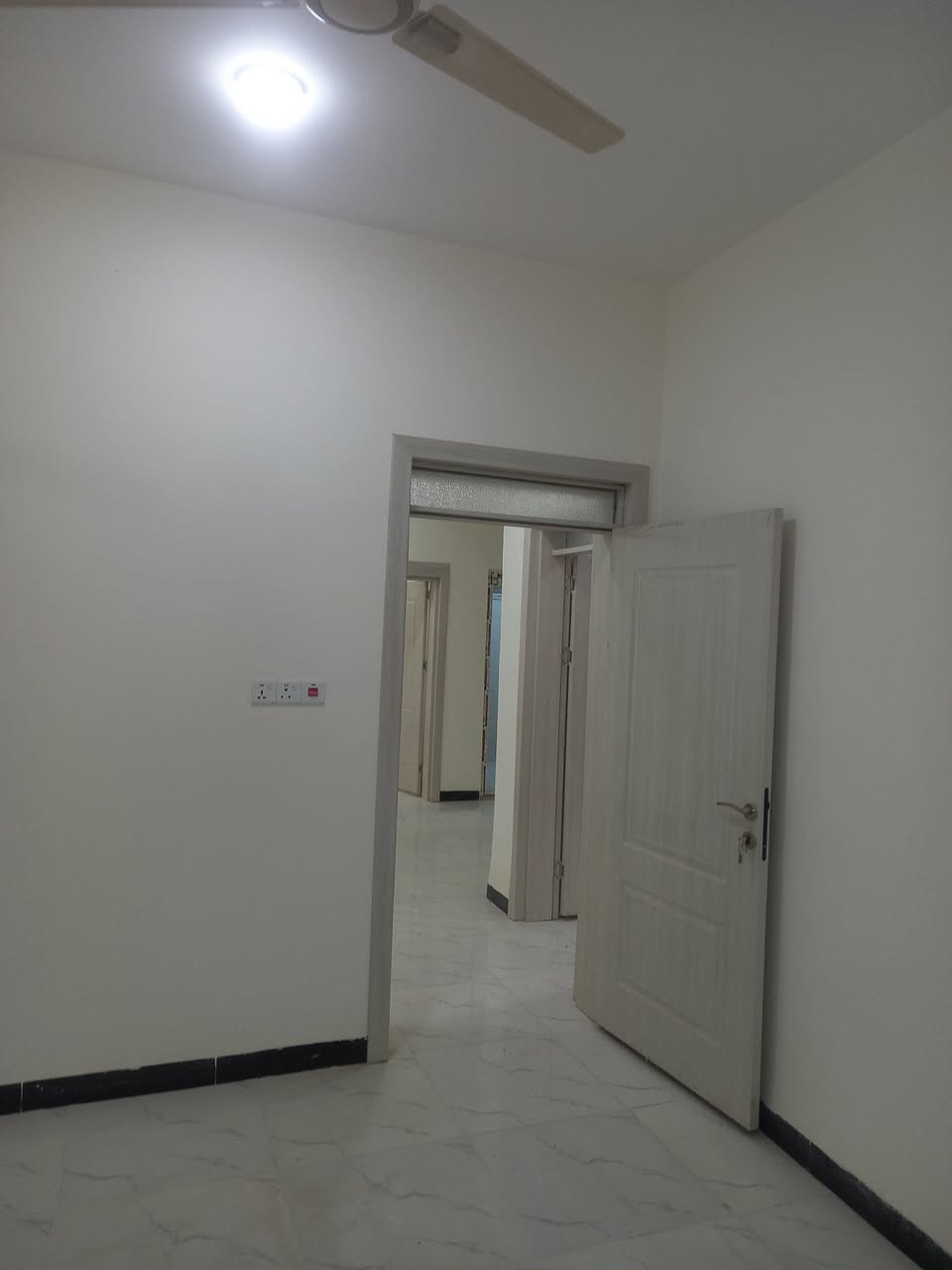 البيت للبيع ١٠٠ متر الشبانات الابزل الاول فرع القريشي  عرض الشارع ١٢ متر قرب الحولي الجديد طريق الزوار سند٢٥ مداور ثاني يوم ويه صاحب الملك/كافت الخدمات ماء مجاري كهرباء منطقه سكنيه تفاصيل البيت كولهة يمكم السعر ٨٣ وبي مجال قليل او اتصال ***********

1- يحتوي على استقبال و مطبخ و صالة و غرفة نوم و منور و صحيات عدد2

2- حفر الارض و وضع طبقة جلمود و حدلها و فرش طبقة سبيس و حدلها 
3- اساس شريطي 70×40 صب مركزي و حديد تسليح F. F
4-  طابوق جمهوري و سمنت مقاوم 
5- السقف صب مركزي و حديد تسليح F. F حصيرتين
6- الكهرباء فنار حراري و القصاب و السويجات ماركة روذر
7- الماء و المجاري سمارت هوم
8- يحتوي البيت على سخان و ماطور ماء مربوطات
9- يحتوي البيت على اربع بوكسات جاهزة لتركيب السبالت يحتوي كل بوكس على كهرباء و بوري للسطح للوحدة الخارحية و بوري سمارت هوم لفضلة الماء
10- يحتوي البيت على مكان لاطكوانة الغاز بالخارج و مؤسس ببوري خاص بالغاز الى مكان الطباخ و يحتوي على مكان للساحبة
11- الابواب تركي درجة اولى و الشبابيك pvc  و كتائب حديد
12- البيت مجهز بالانارة و المراوح و المغاسل و المقاعد الغربية 
13- البيت مجهز بمكان لغسالة الملابس ماء و كهرباء و تصريف
14- البيت مصبوغ باصباغ جوتن و ناشونال
15- يحتوي على بورد سيطرة و تحويل ذاتي للكهرباء و مربوط بالوطني
16- تم عمل صبة 10 سم قبل تطبيق البورسلين و استخدام مكافحة الارضة و حدل التربة
17- عمل السطح بالاشتايكر المنتج من العتبة
18- كل فقرات البيت تمت باشراف مكتب هندسي و تنفيذ مهندس مدني
