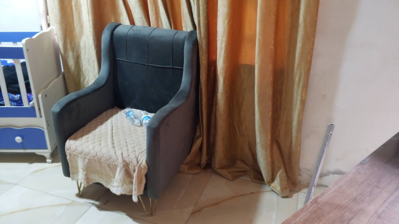السلام عليكم اغراض للبيع كلمن او سعره للتواصل على ***********
