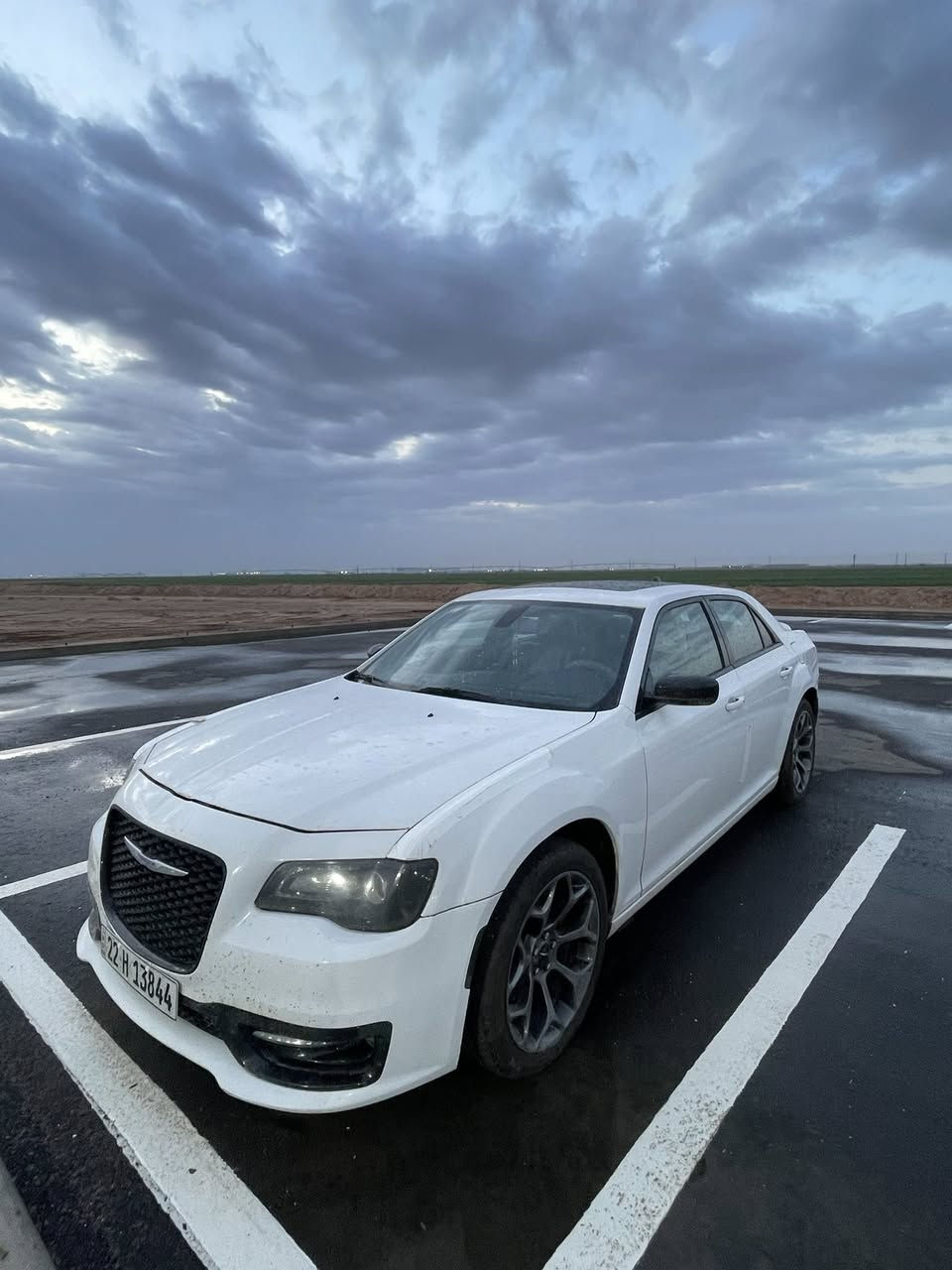 2014 300S
بصمه تشغيل عن بعد 
بانوراما 
ويل 20 رياضي 
سستم سماعات 
كشنات تدفئه 
حداديه + كير + محرك كفاله 
وارد كندي كلير جاملغ امامي جهت السائق 
*********** واتساب 
السعر 200 بيه مجال
