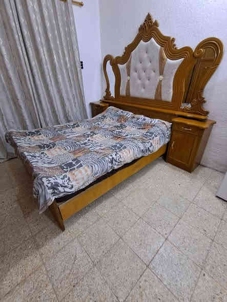 السلام عليكم للبيع 800 وبيها مجال غرفه اخشاب صاج نضيفه المكان بغداد الزعفرانيه دور الشرطه 
***********
