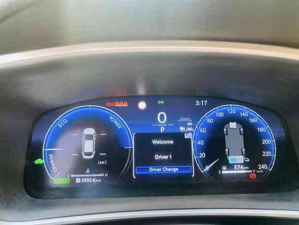 سلام عليكم 
كورلا للبيع 
موديل :٢٠٢٤
اللون :ابيض 
السياره فول مواصفات 
المواصفات 
سياقه ذاتيه 
تثبيت سرعه 
تحديد مسار 
فتحه 
كشن. كهرباء 
تبريد قطعتين 
لون الكشنات جوزي جلد 
مكينه :١٨٠٠ هايبرد 

ماشيه ٣٥٠٠٠
السياره بصمه 
شاشه كبيره 
ويل كب 
 السياره بيها حالوب 
وضربه على كد شبر في الجاملغ مصوره 
ما معدلات على وضيعته
المكان :بغداد البلديات 
الرقم :*********** 
السعر ١٤٠وبيها مجال
