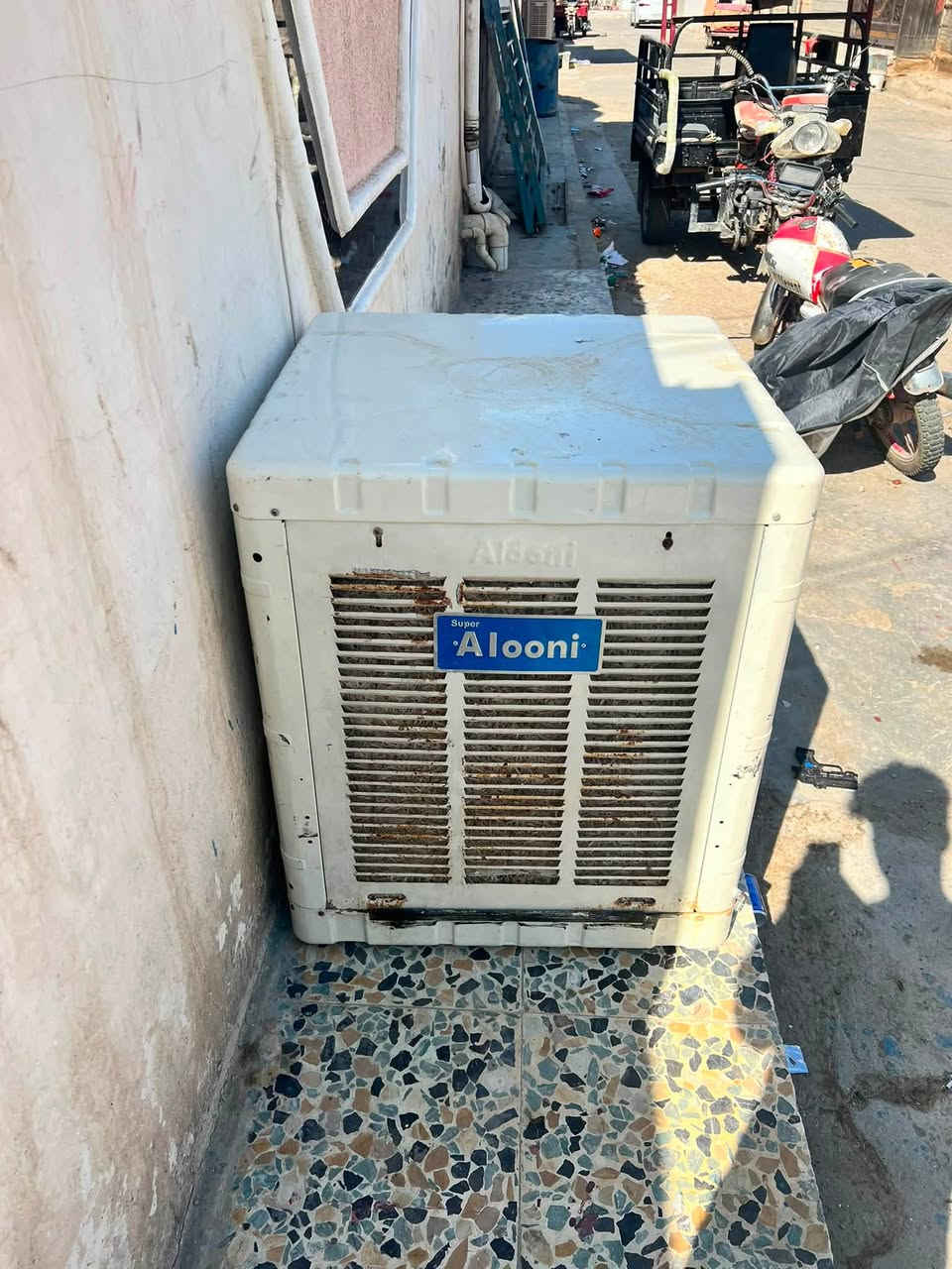 مبردة الونا
شغالة سرعتين 
نضافتها مثل ما موضحة بالصورة 
وحته الليف جديد مالتها 
فقط تخلي مي وتشغل
بـ100 وبيها مجال  
***********
