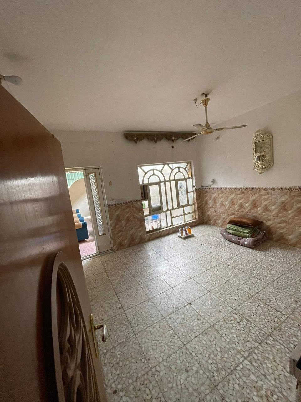 على بركة الله
بيت للبيع 
مساحة 100 م 
كربلاء - حي السلام - قرب محطة الغاضريه 
طابق ونص غرفتين نوم وحده فوك وحده جوه صاله استقبال مطبخ من ظمن الصاله كراج سياره وسطح وحمامات داخليه وخارجيه 
للاستفسار اتصل على الرقم *********** 
ايضاً واتساب فعال
