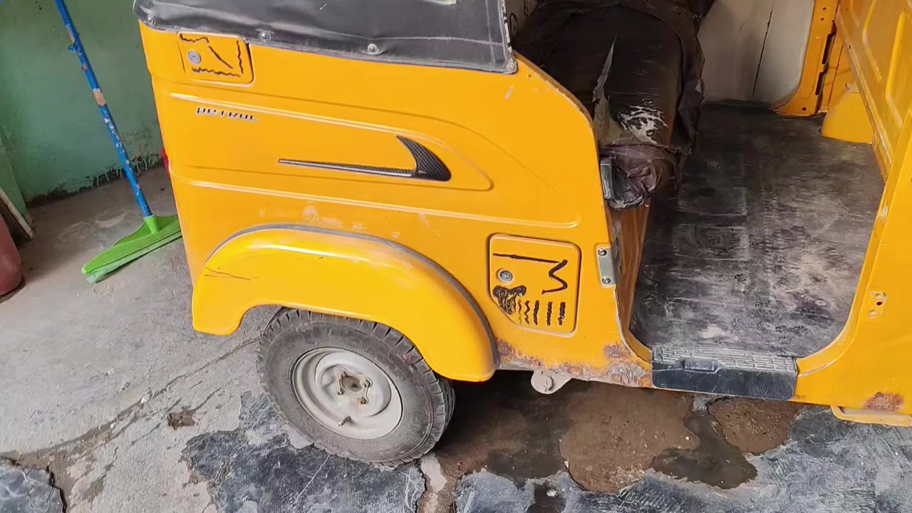 سلام عليكم تكتك 21 شهر 1
صفر تعمير صفر صبغ مرقمه سنويه بسمي بس لوحات مشادله ولبيبان مال تكتك شالعهن اكو باب بي طعجه وهاي كدامكم سعره 7500 وقابل للتفاوض رقمي *********** 
ملحوضه الصوت الي بل مقطع من المكينه مشتغله هاذ صوت الباب الخلفي مال محرك يهتز
