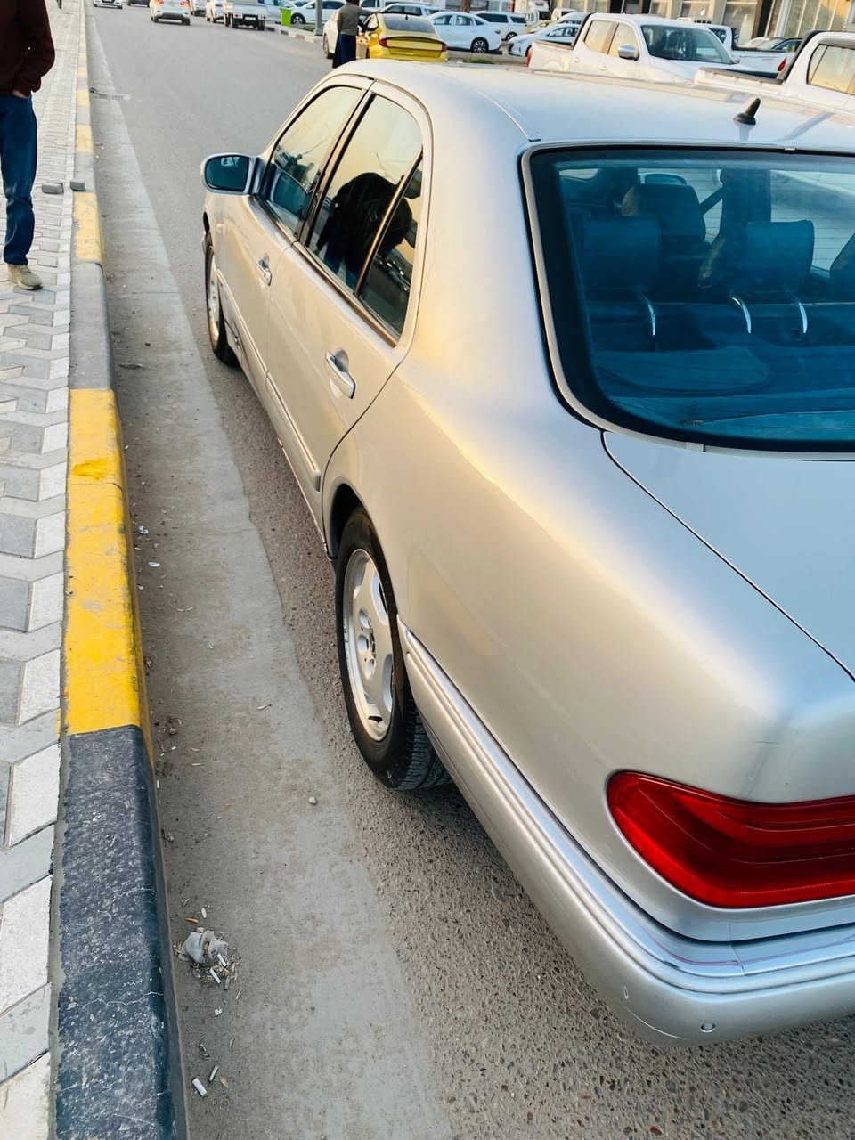 السلام عليكم
للبيع 
مارسدس ام عيون  موديل ١٩٩٨ فول موصفات. رقم بصره بسمي تحويل ثاني يوم 
لون سلفري 
داخل حبري 
مصبوغه عام 
السعر ٩٠ وبيها مجال 
مكان بغداد الجديده 
 للتواصل 
***********
