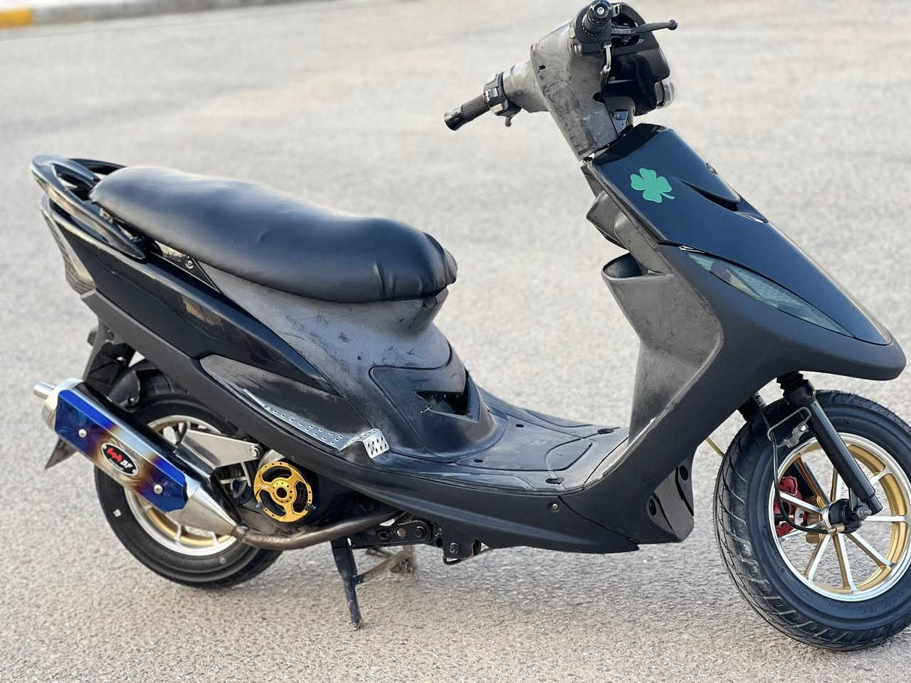 سلام عليكم دراجة ماكس لبيع دراجه كلش حلوه مكينه ٥٥مفتوح مفتوح دراجه شلعه ومعدل كلجات تبليو تصال *********** بس شراي لا تشلع كلبي
