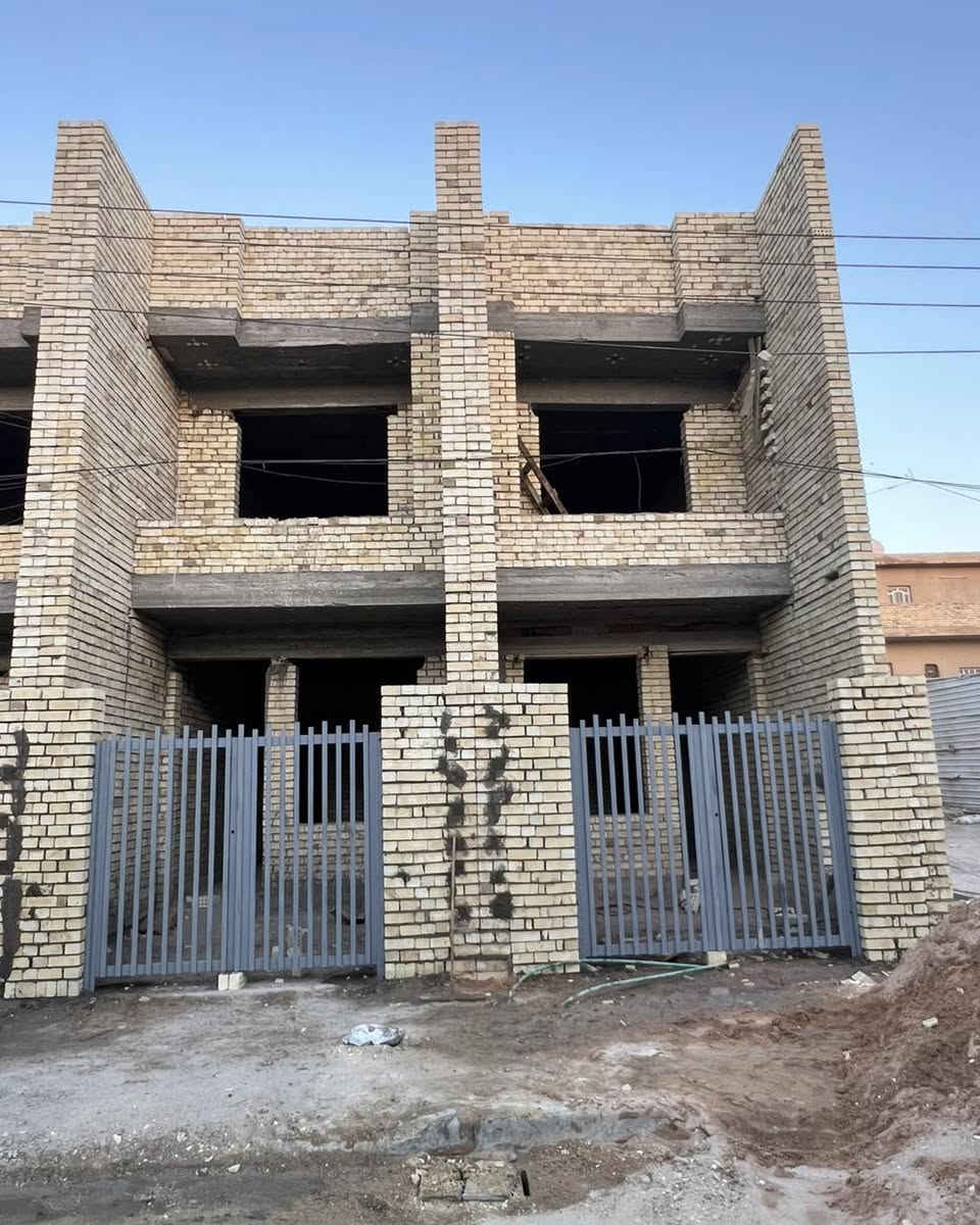 بيوت 100 متر توون للبيع 🏠🔥بموقع مميز قرب الشارع العام 

العدد 2 فقط 

ملك طابو صرف👍🏼

الواجهه 4 متر 
النزال 25 متر 

يحتوي  الطابق الارضي:: على استقبال كبير ومطبخ وصحيات وغرفه نوم ومناور عدد 2 وكراج سياره 🌿💥

الطابق  الثاني :: غرفتين نوم وصحيات 
الطابق الثالث :: بيتونه كبيره وسطحين 

بناء حديث تسليم مفتاح كاامل 🏠😍

العنوان :: حي الجهاد :: ديوان المخابرات :: قرب الشارع العام 

ملاحضه البيوت تقع على شارع عريض 15 متر ورصيف 3 امتار 👌🏼🔥

السعر والاستفسار الاتصال *********** مكتب الشهم للعقار📞🏠
