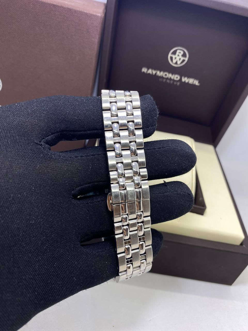 رايموند ويل … Raymond Weil
الصناعه : سويسري اصلي 
الحركه : كوارتز  ( بطاريه ) 
المواصفات :
ساعه ستنلس ستيل .. جام زفير كالجديد 
……. مع العلبه السير نقص حلقتين 
القطر : 40 m
السعر بعد التخفيضات : 260 $ 
التوصيل : مجاني لكل المحافظات
التواصل : خاص ( ماسنجر ) 
او اتصال مع واتساب  ***********

#البصراوي 
#للساعات
#اختيارك
#الامثل
