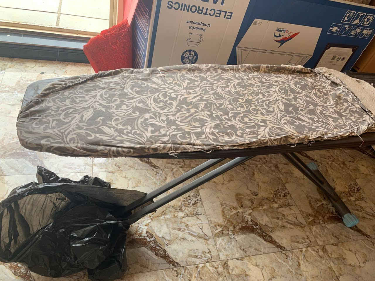 اغراض للبيع حي المعلمين قرب جامع سعد 
بردات بسعر ١٥٠ قفل ، مكواة بسعر ٢٥ ، عربانة المنيوم بسعر ٢٠ ، مخزن سرير حديد جديد بسعر ٥٠ بيه مجال ، قنينة غاز جديدة بسعر ٤٠ بيها مجال للأستفسار خاص او واتساب ***********
