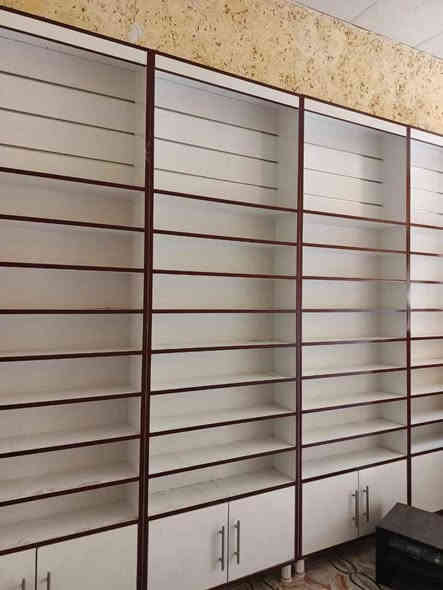 أغراض  محل للبيع 
فاترينات عدد 6 سعر الوحده  ٨٠ الف 
ميز كاشير سعره  ٤٢٥ الف 
هوكات كمية كبيرة سعر الهوك الواحد  ٣٥٠ دينار 
 و شبكة تعليك
للاستفسار مراسله الصفحه او التصال على الرقم 
*********** عمارة
