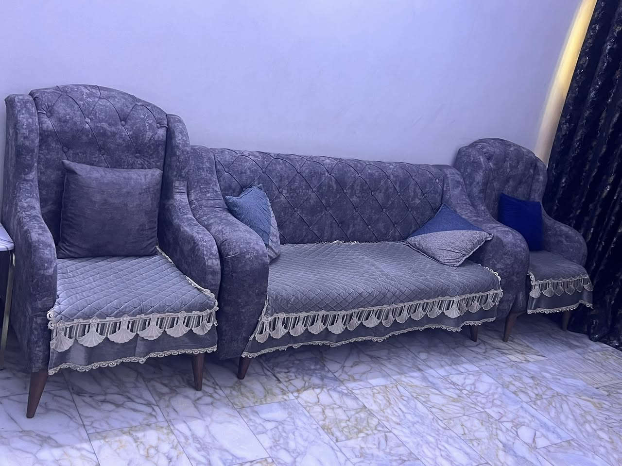 السلام عليكم تخم درجه اولى ١٠مقاعد تخم نضيف ومرتب  والهيكل ماله كله بلوك بلاويد  مفصله يم ولد اسطه  مكاني بلديات***********
