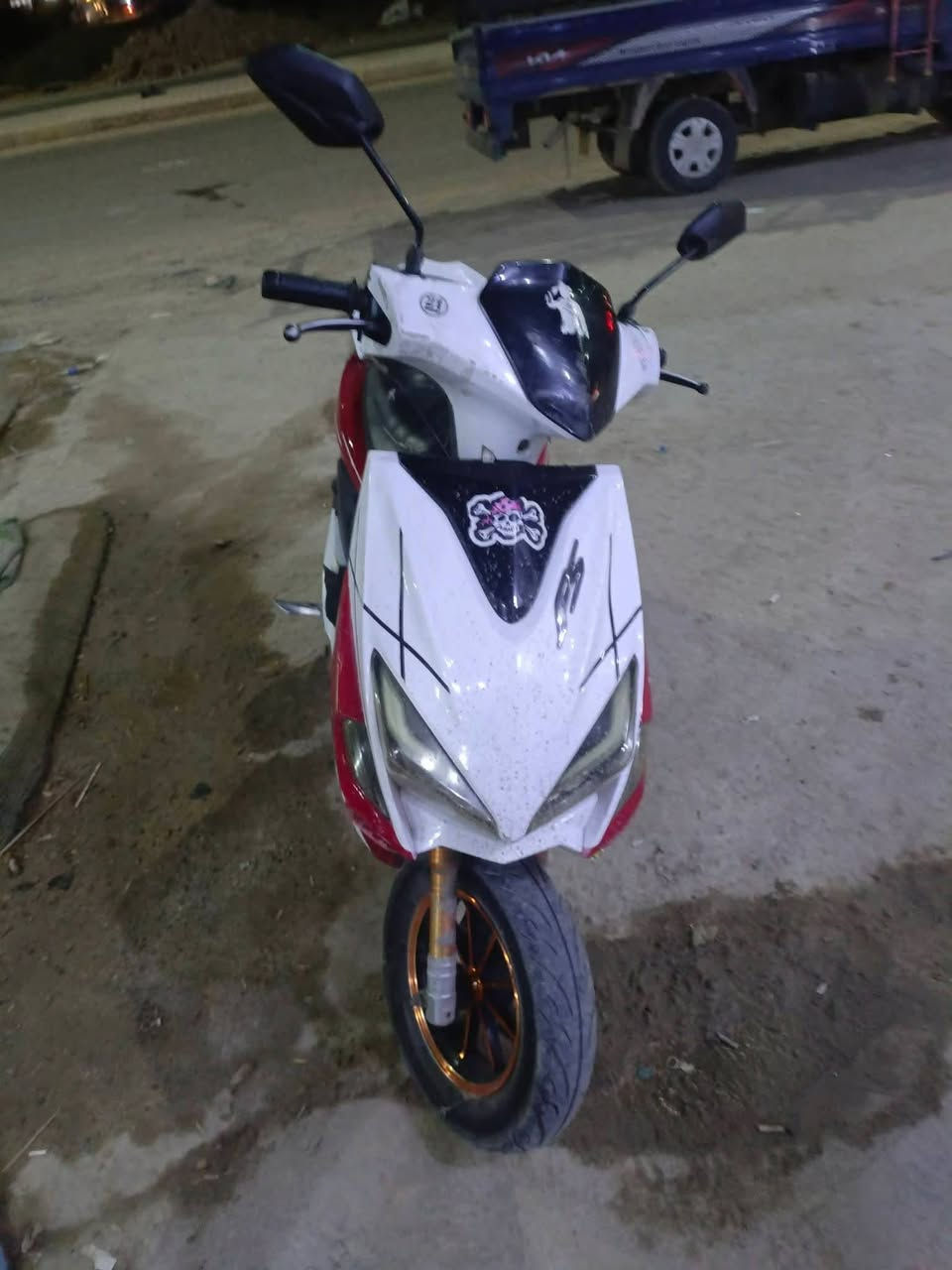 السلام عليكم دراجه للبيع سعرها 250 مراوس اذا موجود لمار الرمادي شارع 5 كيلو ***********
