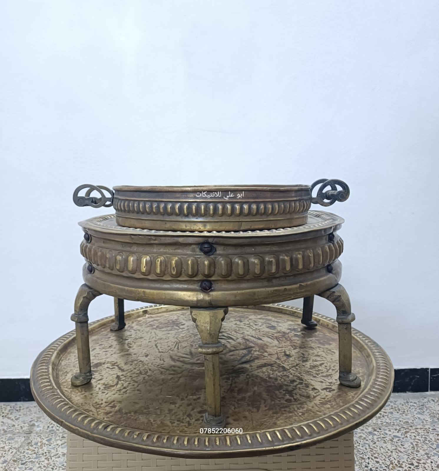 منقلة دلال عربية 
أنتيك من الزمن العثماني
منقل نحاس مع الصينية 6 أرجل وزن ثقيل ١٢ كيلو نظيفة جدآ للتواصل ع الخاص أو على الرقم ***********
