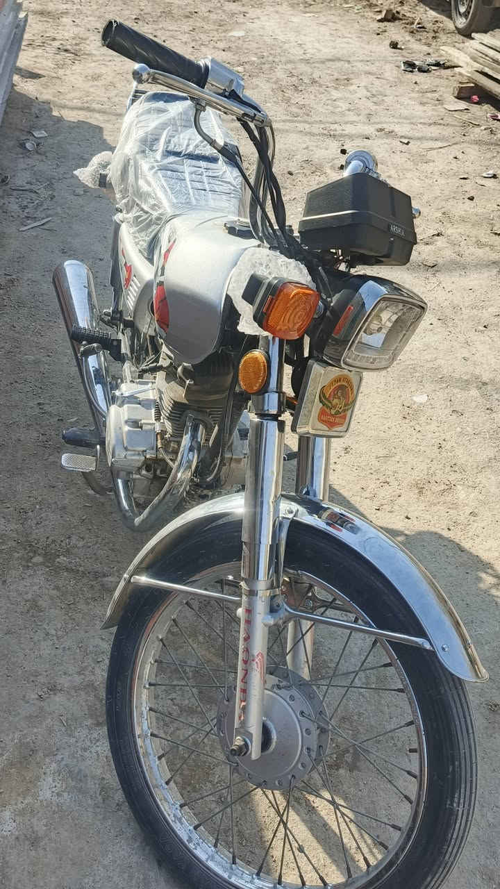 السلام عليكم ربع كير موديل ٢٠ رقم وسنويه تحويل ثاني يوم رقم نكليزي سعر ٩٥٠ بيه مجال مستعجل عليه هاذا رقمي عنواني شهداء ***********
