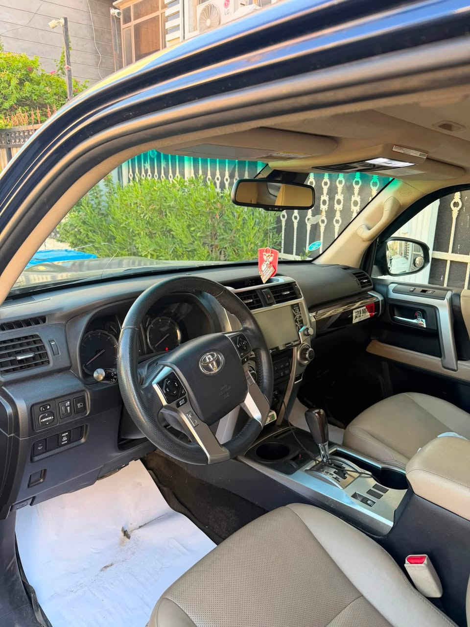 السلام عليكم
تويوتا فورنر  لمتد للبيع 
                                                        model: 2021 
                                69000km   :mileage /ممشى

  مواصفات السياره 
🔴محرك السياره v6 4000cc
🔴السياره دفع خلفي 
🔴تبريد وتدفئه بلكشنات
🔴 كراسي جلد باللون البيجي 
🔴فتحة بالسقف
🔴كرسي الامامي للراكب والسائق(3 وضعيات) كهربائي
🔴رادار امامي
🔴تحديد المسار 
🔴مانع الاصطدام 
🔴حساسات أماميه وخلفيه
🔴كاميرا خلفيه 
🔴إناره ترحيبيه (عند الاقتراب جنب السياره)
🔴بصمه على الابواب 
🔴فتح وغلق الزجاج الخلفي من خلف السياره 
🔴كار بلي واندرويد اوتو 
🔴اناره بروجكتر وإناره السياره بالكامل led 
⚠️ الاجزاء المصبوغه البنيد وحافة الاماميه لل جاملغ بدون دواخل وباب الصندوق فقط. كلير
 
❤️للتواصل والاستفسار الاتصال على الرقم الآتي   :*********** 
🔴السعر  310 وبي مجال
