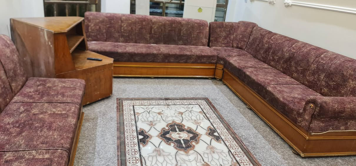 بسبب الوعود.....ديوان ١٢ مقعد نظيف جدا مربع ناقص ضلع بي ويا ميز نفس ما موضح بالصور ...العنوان بغداد حي الاعلام السعر ٢٥٠ 
***********
