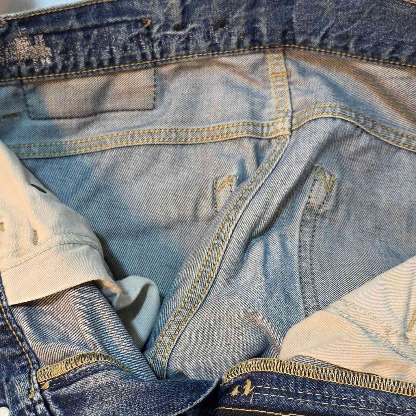 السعر:7,000 
التوصيل:3,000 
القياس:34_30​👖 جينز Esprit الأصلي - فخامة الأسود
​قطعة راقية من ماركة Esprit العالمية، تمتاز بقصة مريحة ولون ثابت
​الماركة: Esprit (Original).
صنع في تركيا 
​اللون: أسود ملكي (Deep Black).
​القياس: W31 / L32 (قياس دقيق).
​الموديل: أزرار (Button Fly) بستايل عصري.
​الحالة: نظافة سوبر (نمرة أولى).
#عبودي_فاشن #فاشن #الحمدلله #explore #fashionstyle


**إذا كنت صاحب هذا الإعلان وتريد حذفه لأي سبب، رجاءا أرسل رسالة إلى الدعم الفني**