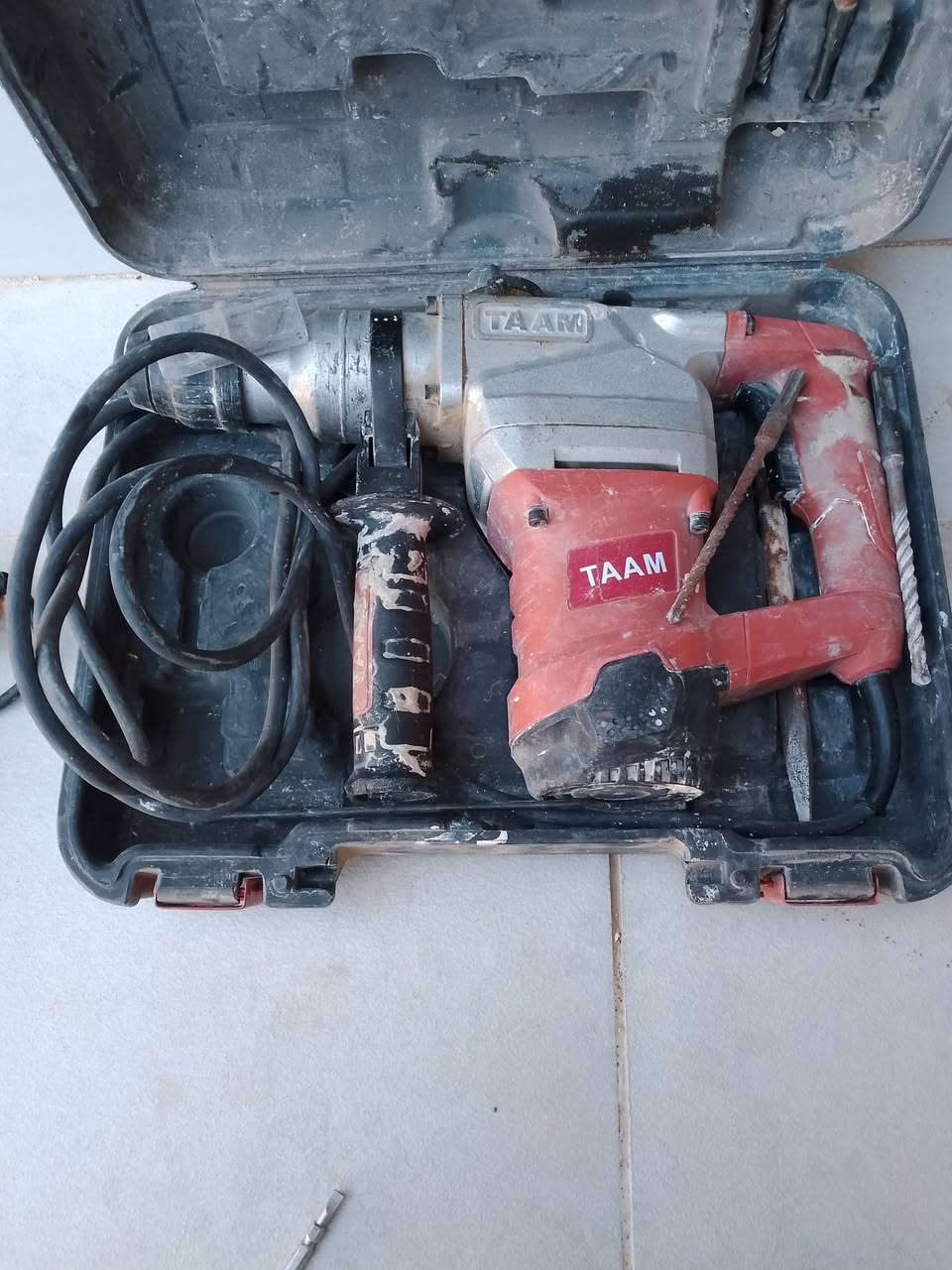 السلام عليكم يوجد غراض عمل للبيع درين همر عدد 2 كوسرة شحن وحده وكوسرة كهرباء وحدة  درين كهربائي واحد ومسدس طلقات ومولد للاستفسار الاتصال على الرقم ***********
