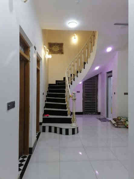 بيت للبيع  ناصريه ثوره مساحه ١٦٥م طابقين كونكريت الاول غرفتين وصاله واستقبال ومطبخ حار وبارد وصحيات والطابق ٢غرفتين وصاله وصحيات درج دوار
سعره ٢٦٠مليون
للإستفسار *********** او الرقم *********** مكتب نجمة الابداع للعقار
