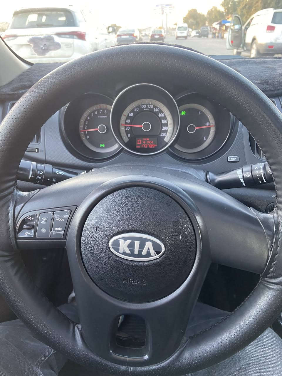 السلام عليكم سيراتو موديل  2010 فتحه داخل قرميدي فول ما عده البصمه   لسياره كلش حلوه مابيها نقص جاهزه حداديه تايرات جديد بيها تبديل بابتين اماميه قبغ جنطه بلادي فقط بارد باب الخلفي الايمن مكاني بغداد السعر100وبيها مجال بصيط  *********** اتصل وتامر امر
