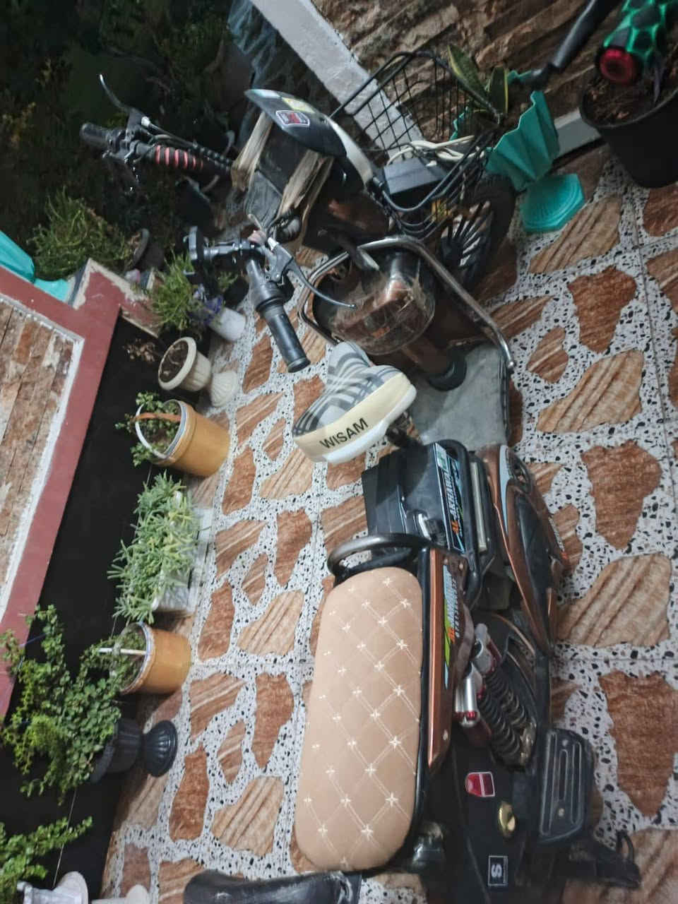 سلام عليكم  دراجة شحن ام النفر  الدراجة نضيفة مثل ما موضح بل صورة البطاريات 10كهربائيات شغالة السعر 125وبي مجال قليل الستفسار اتصل *********** 
***********ال كورك بي واتساب
