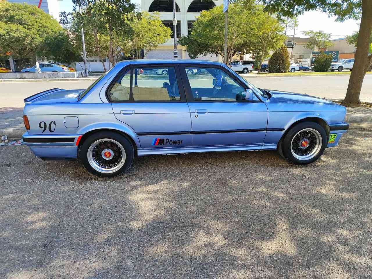 السلام عليكم Bmw زعره للبيع موديل 90 گير عادي مكينه سته 28 دبل فانوس گير محرك شرط ما بيهه ضربه و مكفوله من الخياس صبغ جماليه تدفئه تبريد شغال صدر جديد سياره باسمي السعر 50 رقم كركوك
***********
