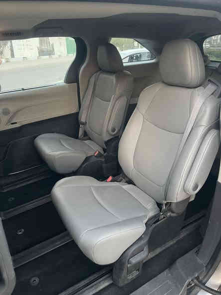 السلام عليكم ورحمة الله 
تويوتا سيينا للبيع تم تنزيل السعر إلى 275 ورقة و بيها مجال بسيط ***********
