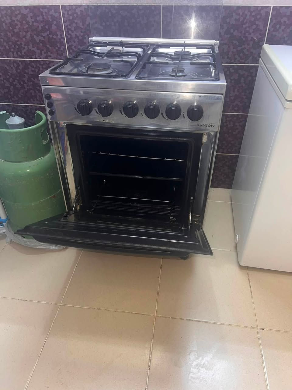 للبيع طباخ مصري ماركة فريش نضيف جدا على وضع الشركة للشراء الأتصال على *********** موجود واتساب
