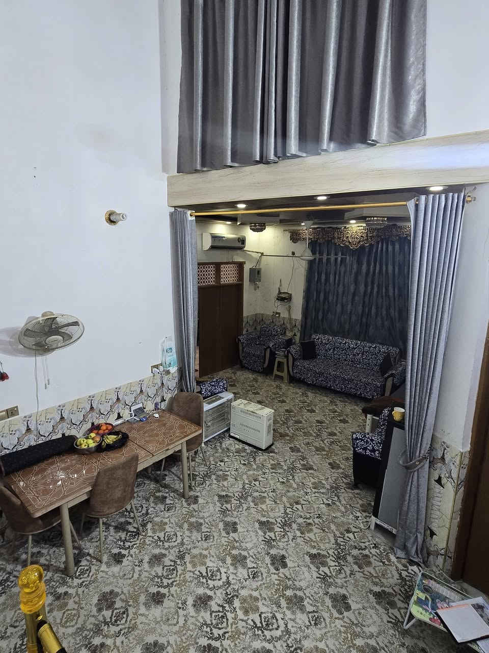 بيت للبيع بنزلت العتيكه مساحه ١٨٠ يتكون البيت من غرفتين وصاله استقبال ومطبخ وطارمه صحيات خارجي وداخلي وخطين وطني ومولده ومجاري اتصل على رقم ***********
