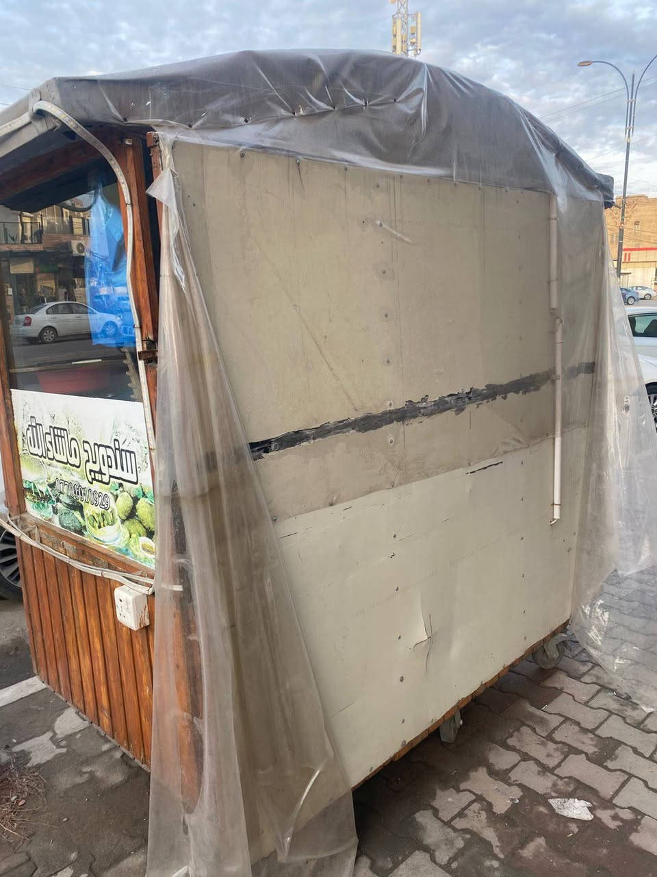 سلام عليكم عربانه للبيع مع كافه الغراض طباخ مع 10 كراسي و5 طبلات ومع طباخ عربانه جاهزة بدون نواقص 
***********
