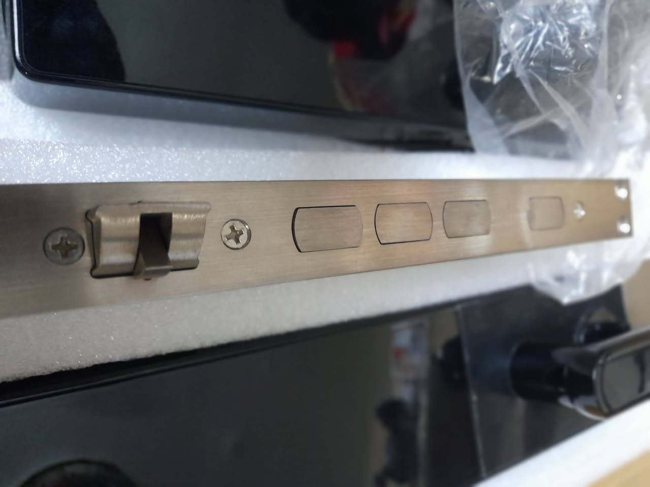 قفل ذكي (Smart Lock)
الميزات والوظائف الموضحة على الصندوق:

بصمة الإصبع: يدعم فتح القفل عبر التعرف على البصمة الرقمية.

البطاقة الذكية: إمكانية استخدام بطاقات الدخول الممغنطة أو الذكية (IC Card).

كلمة المرور: لوحة مفاتيح لإدخال الأرقام السرية لفتح الباب.

سجل الفتح: الاحتفاظ بسجل العمليات لمعرفة أوقات وتفاصيل الدخول.

تنبيه انخفاض البطارية: يصدر إشعاراً عند حاجة البطاريات إلى الاستبدال.

الحماية من السرقة: نظام إنذار أو تصميم مقاوم لمحاولات التخريب والكسر.

المفتاح الميكانيكي: يحتوي على منفذ مفتاح تقليدي للحالات الطارئة.

شريحة ذكية: معالج متطور لتأمين البيانات وسرعة الاستجابة

 السعر ٥٠ الف مع التوصيل


**إذا كنت صاحب هذا الإعلان وتريد حذفه لأي سبب، رجاءا أرسل رسالة إلى الدعم الفني**