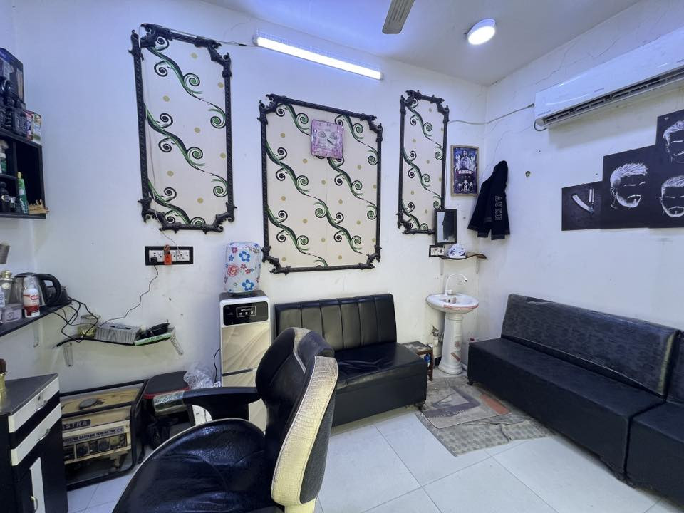 السلام عليكم محل حلاقه للبيع جاهز من كلشي فقط بيع الغراض عنوان المحل حي المهندسين للتواصل ***********
