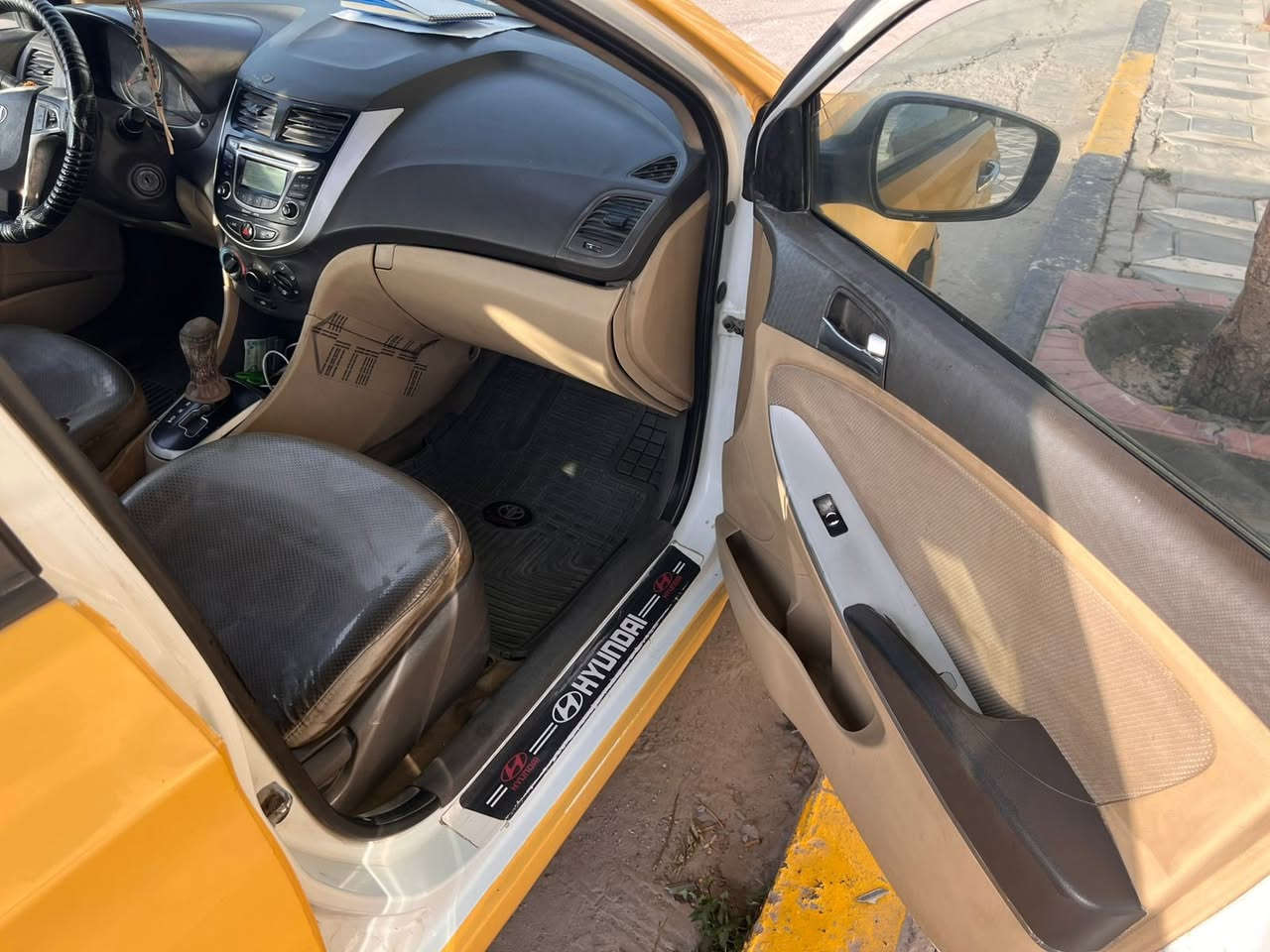 اكسنت صفرة موديل ١٥ مصفرة هيىة وغرامات محرك ١٦٠٠ دوش بيها ضربة بالجاملغ اليمين جهة السايق ومصلح نفسة مثل ماموضح بالصورة سعرها ٧٣ ورقة وبيها مجال مكلف بالنشر المكان بغداد حي الاعلام ***********
