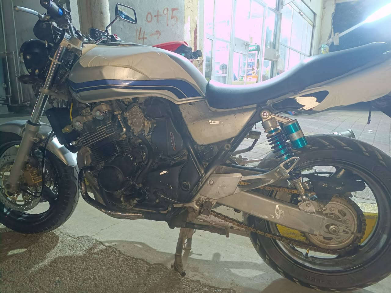 السلام عليكم حبايب دراجة سيبي فور جيل ثاني 8ولف مسجلة لوحات انكليزي وسنوية  تحويل ثاني يوم للمراوس فقط شعندك نزل
المكان الرمادي
***********
